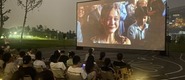 （中学生被插bb破处网视频转载）成都秋夜“新耍法”：到公园看坝坝电影